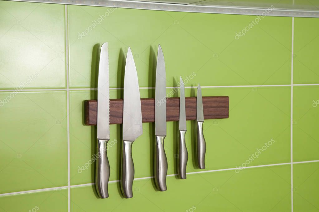 Flaschenöffner hängt magnetisch an Metallfläche
