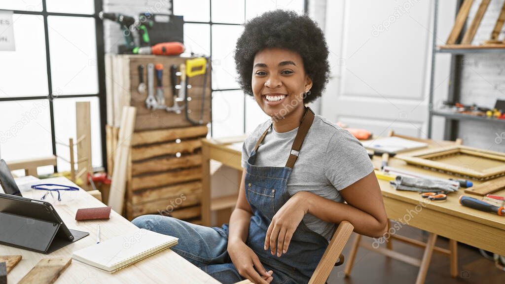Porträt eines Handwerkers in der Werkstatt