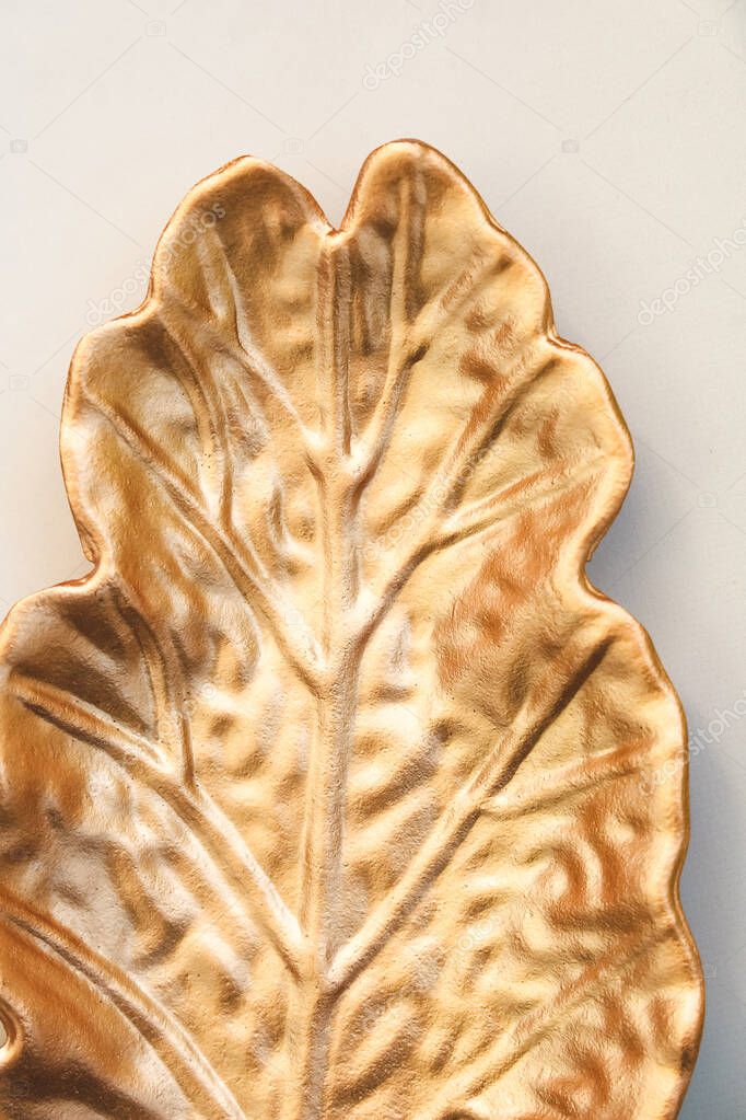 Nahaufnahme von Holzfinish und Metallakzent
